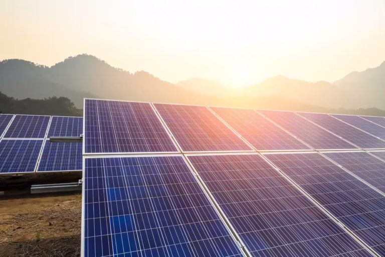 Faber Solartechnik: Experts for photovoltaic project planning & solar parks Aerial view of a solar park planned by Faber Solartechnik focussing on efficient photovoltaic project planning.