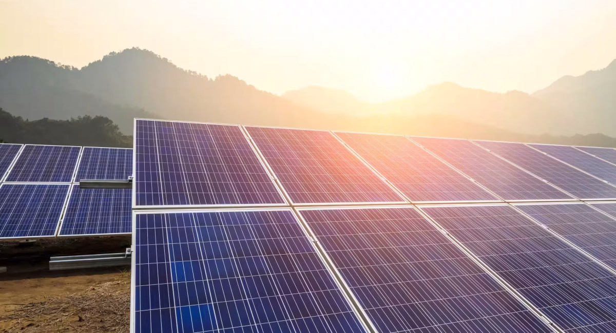 Luftaufnahme eines von Faber Solartechnik geplanten Solarparks mit Fokus auf effiziente Photovoltaik Projektierung.