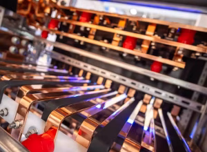 Hochwertige Kupfer-Verkabelung im Inneren einer Faber E-Tec Trafostation.